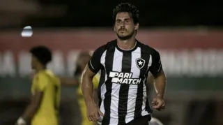 Imagem ilustrativa da imagem Jogador do Botafogo falta a treino e é desfalque em jogo decisivo