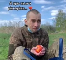 Imagem ilustrativa da imagem Prisioneiro ucraniano se emociona ao comer fruta fresca após um ano