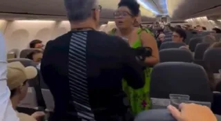 Imagem ilustrativa da imagem Mulher é expulsa de voo por se recusar a despachar mochila; vídeo