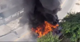 Imagem ilustrativa da imagem Vídeo: ônibus pega fogo na Taquara, Zona Oeste do Rio