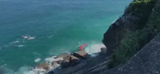 Imagem ilustrativa da imagem Homem morre após carro cair em rochas da praia de Grumari, no Rio