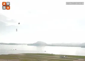 Imagem ilustrativa da imagem Balão cai em aeroporto do Rio e atrasa aterrissagem; vídeo