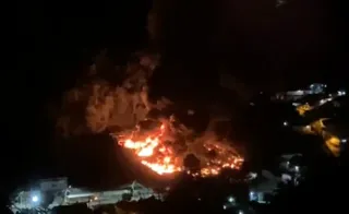 Imagem ilustrativa da imagem Ônibus são destruídos por chamas em garagem de Petrópolis