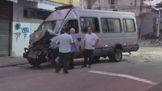 Imagem ilustrativa da imagem Feridos em acidente entre van da Comlurb e ônibus no Rio têm alta