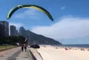 Imagem ilustrativa da imagem Vídeo: mulher é 'atropelada' por parapente descontrolado no Rio