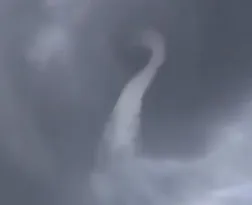 Imagem ilustrativa da imagem 'Tornado' chama atenção de moradores e motoristas em Maricá; vídeo