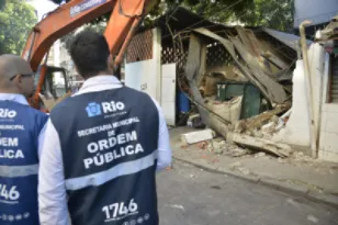 Imagem ilustrativa da imagem Ferro-velho ilegal em terreno da prefeitura é demolido no Rio