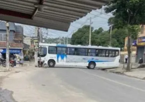 Imagem ilustrativa da imagem Ônibus são atravessados no Anaia, em SG, após despejo de moradores