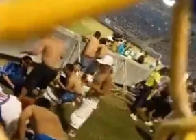 Imagem ilustrativa da imagem Tumulto em partida de futebol deixa mortos e feridos em El Savador