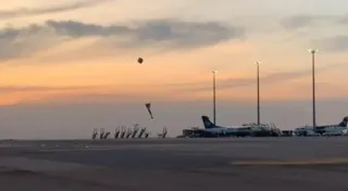 Imagem ilustrativa da imagem Balão cai e pega fogo em terminal de aeroporto em São Paulo