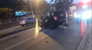 Imagem ilustrativa da imagem Vídeo: carro capota e deixa uma pessoa ferida em Niterói