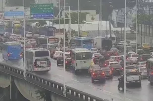 Imagem ilustrativa da imagem Manhã de chuva com congestionamento na Ponte Rio-Niterói