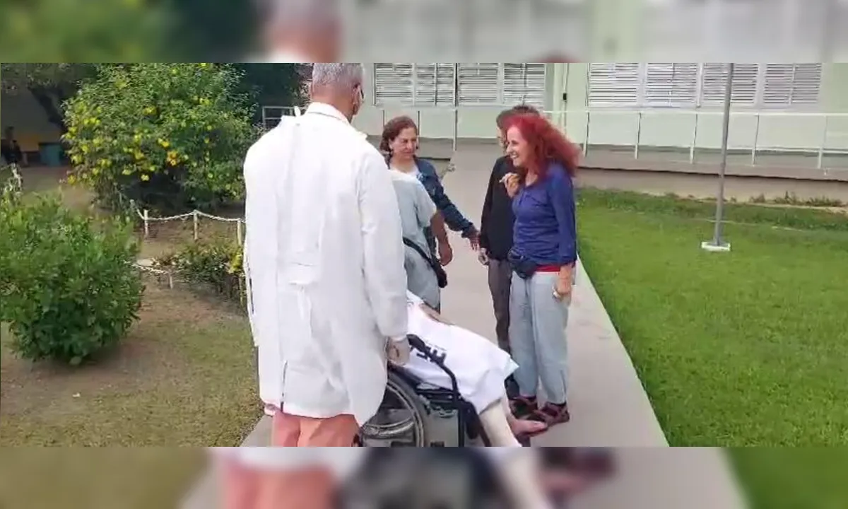 Escritora atacada por pitbulls 'passeia' no jardim de hospital