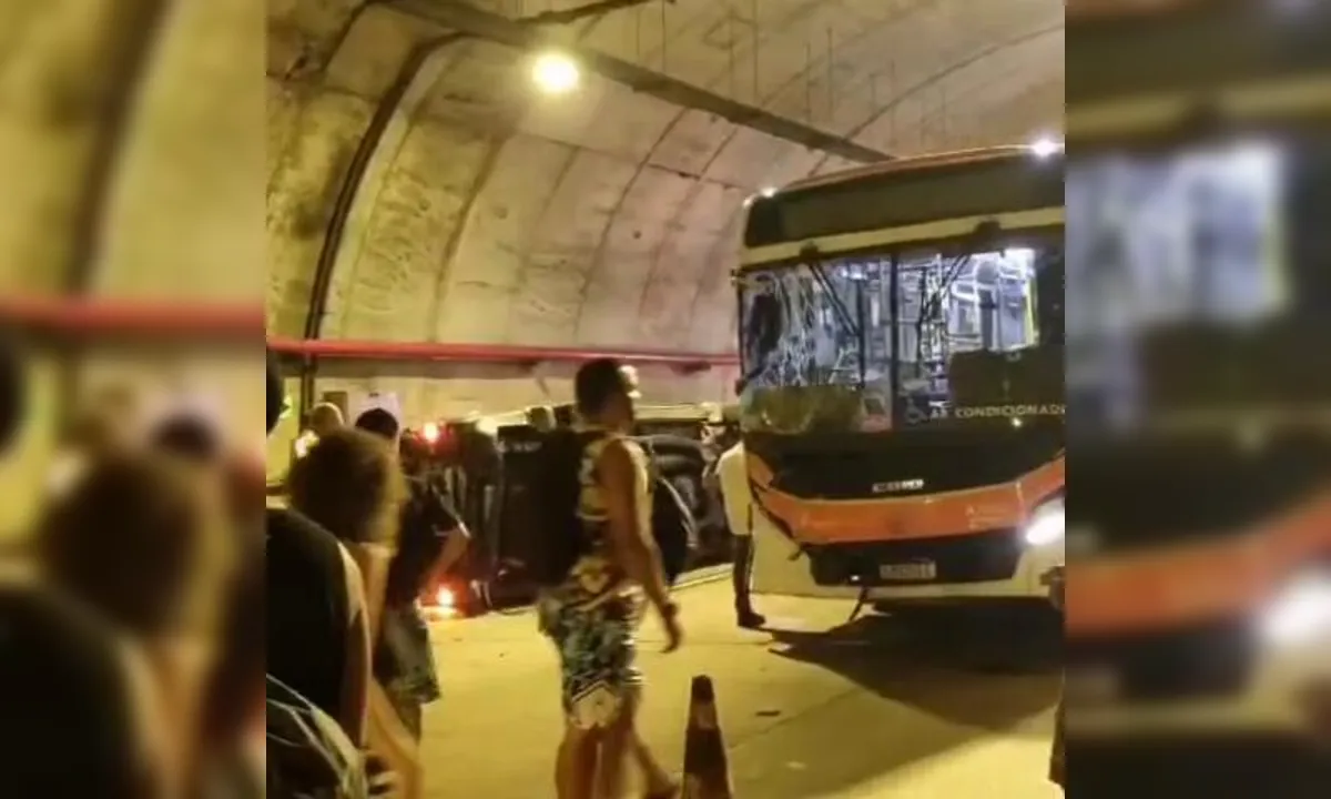 Viatura da PM capota após colidir com ônibus em túnel no Rio