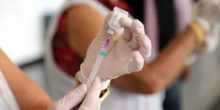 Imagem ilustrativa da imagem Sem estoque, vacina da gripe é suspensa em São Gonçalo
