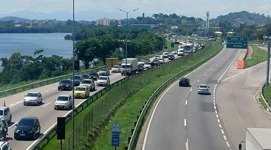 Imagem ilustrativa da imagem Acidente complica trânsito na BR-101, em São Gonçalo