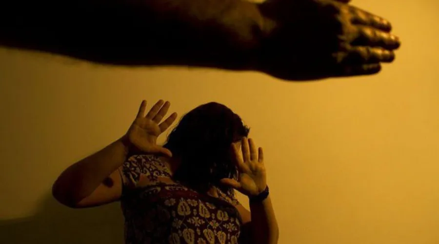 Imagem ilustrativa da imagem Rio cria Auxílio Passagem para mulher em situação de violência doméstica