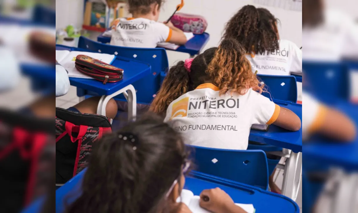Imagem ilustrativa da imagem Retorno às aulas 100% presenciais entra em discussão em Niterói
