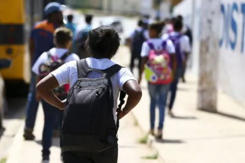 Alunos saindo de escola na Estrutural, no Distrito Federal