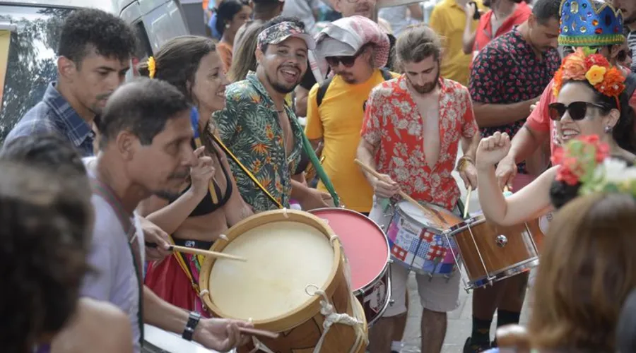 Blocos fazem a abertura não oficial do carnaval de rua no centro do Rio de Janeiro