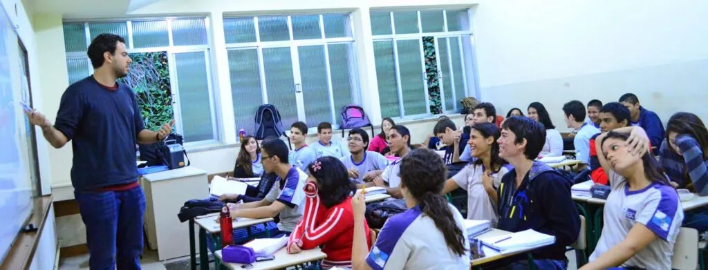 Escola Estadual Pedro Álvares Cabral. Alunos em sala de aula.