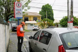 Imagem ilustrativa da imagem Estacionamento rotativo é suspenso por 15 dias em Maricá