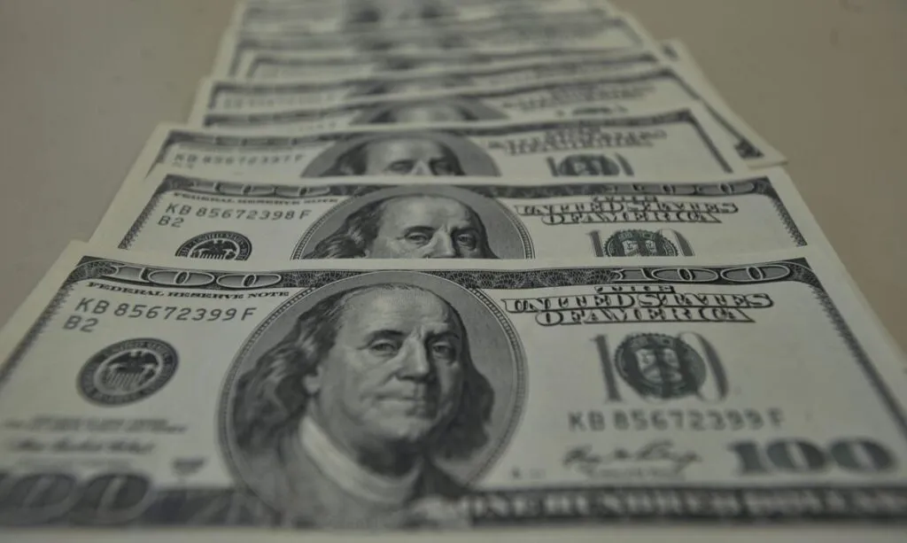Imagem ilustrativa da imagem Dólar fecha abaixo de R$ 5,50 pela primeira vez em quase um mês