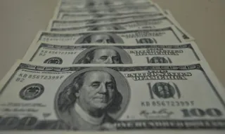 Imagem ilustrativa da imagem Dólar sobe a R$ 5,668 e bate recorde no dia da demissão de Moro