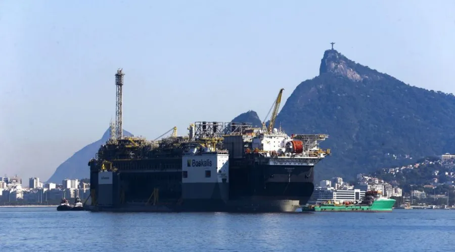 A Petrobras anunciou a chegada da plataforma de petróleo, P-67, ancorada na Baía de Guanabara, destinada ao Sistema de Produção do Campo de Lula, no pré-sal da Bacia de Santos.