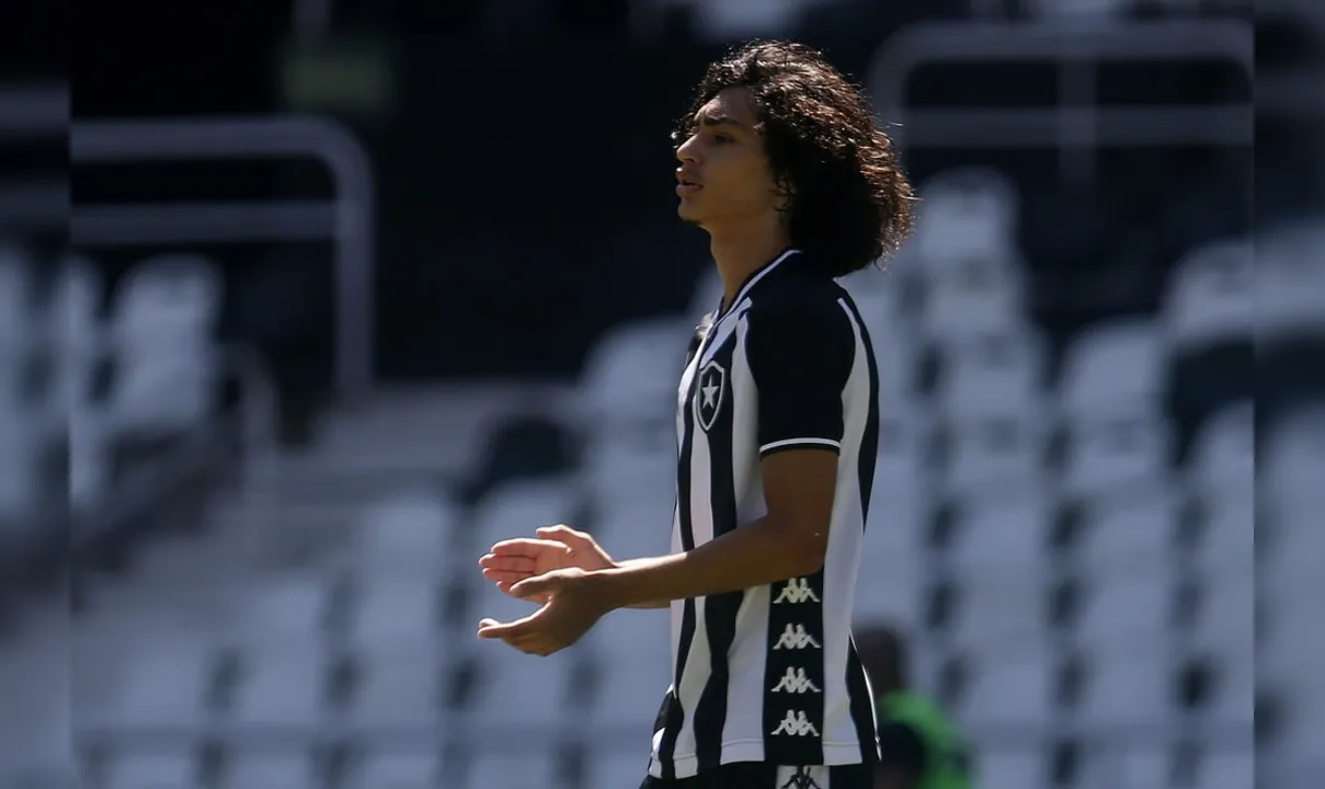 Imagem ilustrativa da imagem Destaque da base do Botafogo assina contrato profissional
