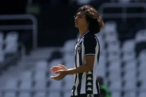 Imagem ilustrativa da imagem Destaque da base do Botafogo assina contrato profissional