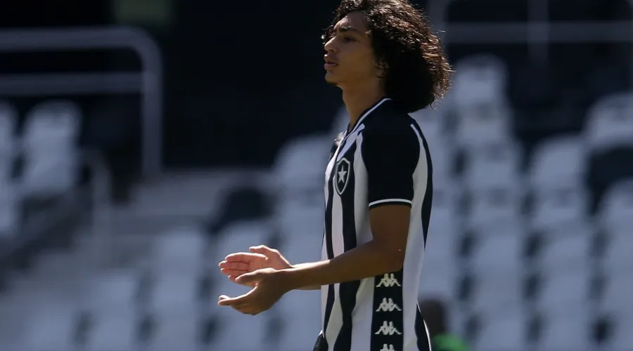 Imagem ilustrativa da imagem Jovem de 16 anos será titular do Botafogo contra o Atlético-GO