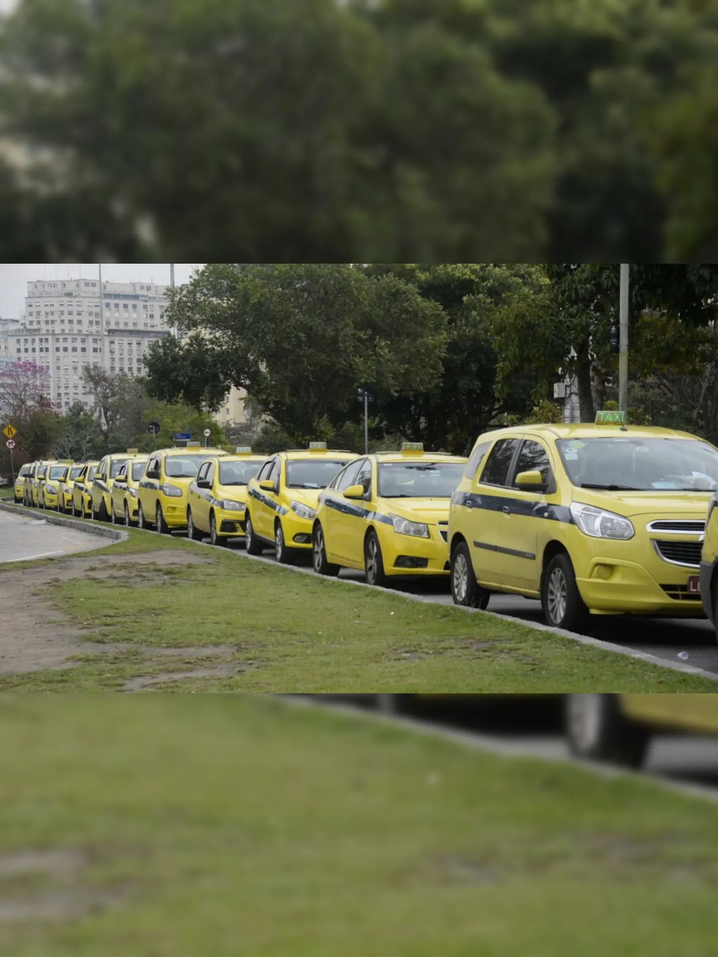 Rio de Janeiro - Táxis parados fazem fila em frente ao Aeroporto Santos Dumont em primeiro dia com maioria das operações transferidas para o Galeão. (Foto: Tomaz Silva/Agência Brasil)