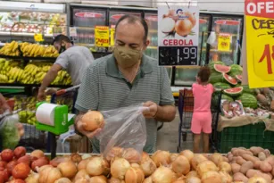 Imagem ilustrativa da imagem Intenção de consumo das famílias cai em abril