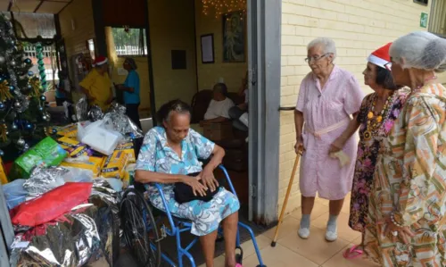 Idosos moradores do Lar São José, em Sobradinho, no Distrito Federal, recebem presentes de Natal