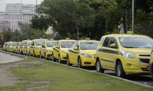 Rio de Janeiro - Táxis parados fazem fila em frente ao Aeroporto Santos Dumont em primeiro dia com maioria das operações transferidas para o Galeão. (Foto: Tomaz Silva/Agência Brasil)