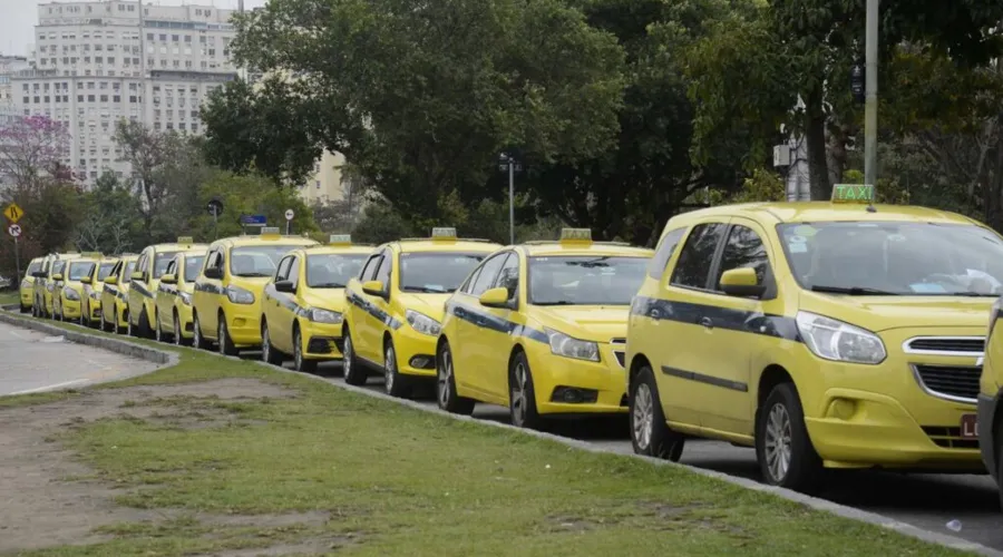 Rio de Janeiro - Táxis parados fazem fila em frente ao Aeroporto Santos Dumont em primeiro dia com maioria das operações transferidas para o Galeão. (Foto: Tomaz Silva/Agência Brasil)