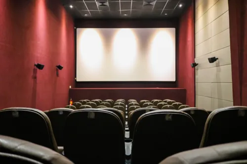 Imagem ilustrativa da imagem São Gonçalo fecha cinemas e escolas, mas mantém bares, shoppings e academias