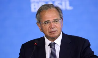 Imagem ilustrativa da imagem Paulo Guedes não descarta antecipar 13º para aposentados em 2021