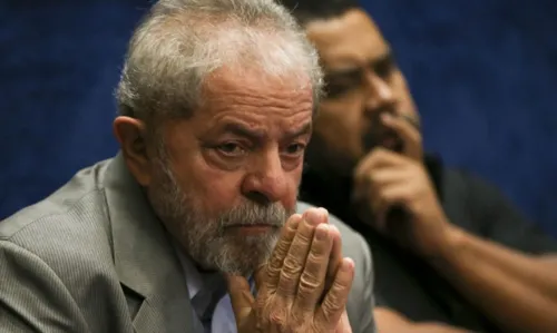 Brasília - O ex-presidente Luiz Inácio Lula da Silva assiste a presidenta afastada, Dilma Rousseff, fazer sua defesa durante sessão de julgamento do impeachment no Senado ( Marcelo Camargo/Agência Brasil)