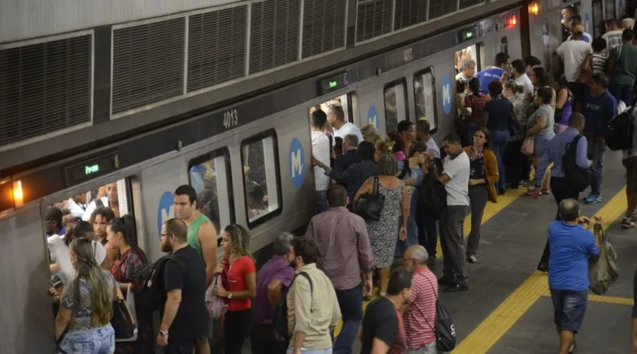 Plataforma de embarque da estação Central do Metrô Rio, no centro da cidade.