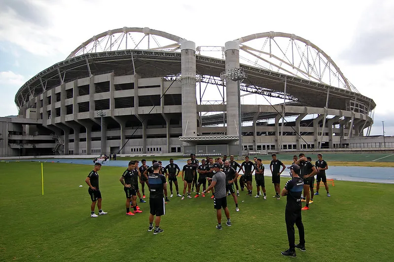 Imagem ilustrativa da imagem A convite do Botafogo, pastor faz orações no Estádio Nilton Santos