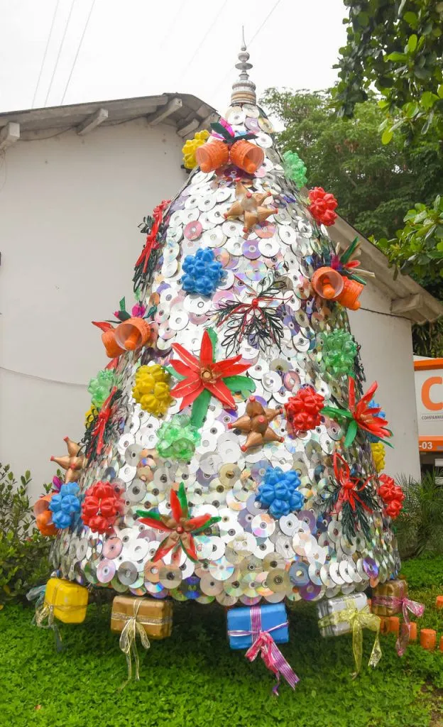Imagem ilustrativa da imagem Lixo eletrônico vira árvore de Natal em Niterói