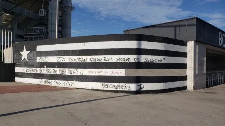 Imagem ilustrativa da imagem Muros do Botafogo amanhecem pichados com ameaças de morte