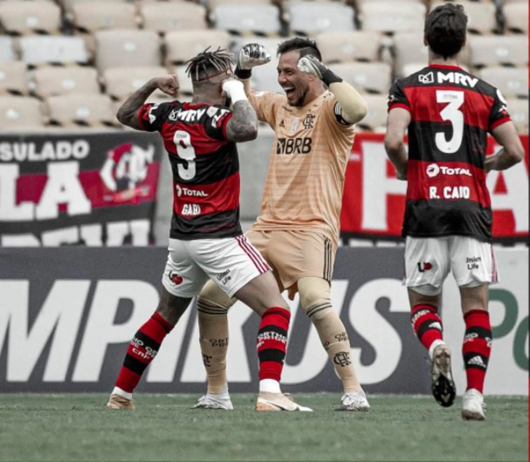 Imagem ilustrativa da imagem Gabigol marca dois na goleada do Flamengo sobre o Santos