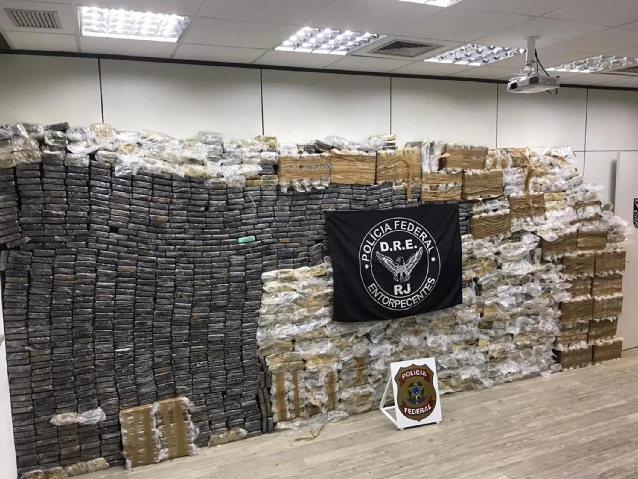 Imagem ilustrativa da imagem Presos com 2,5 toneladas de cocaína no Rio