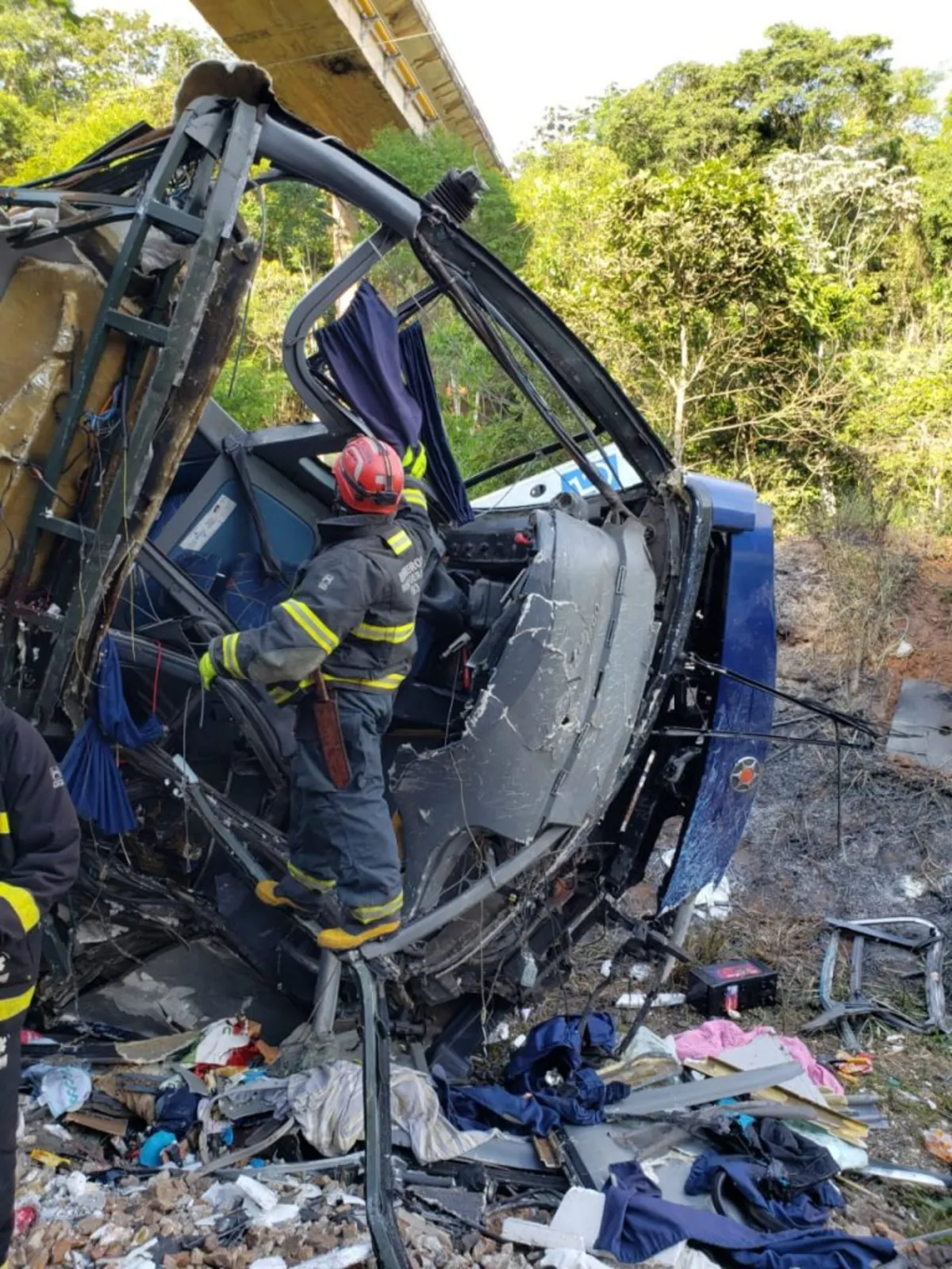 Imagem ilustrativa da imagem Sobe para 18 o número de mortos em acidente com ônibus em Minas