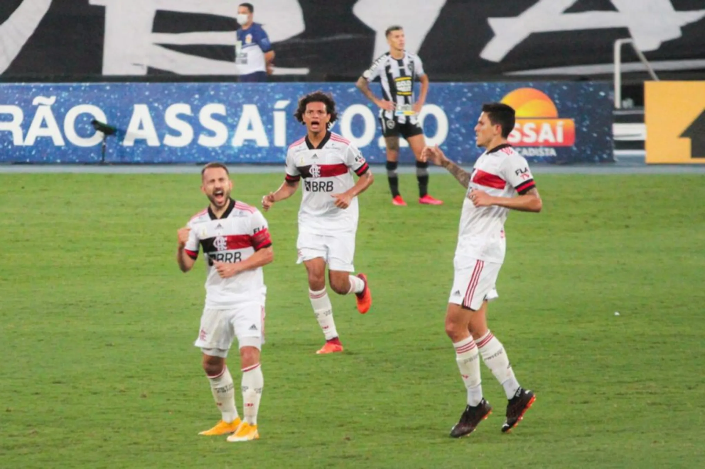 Imagem ilustrativa da imagem Flamengo joga para o gasto e vence o Botafogo