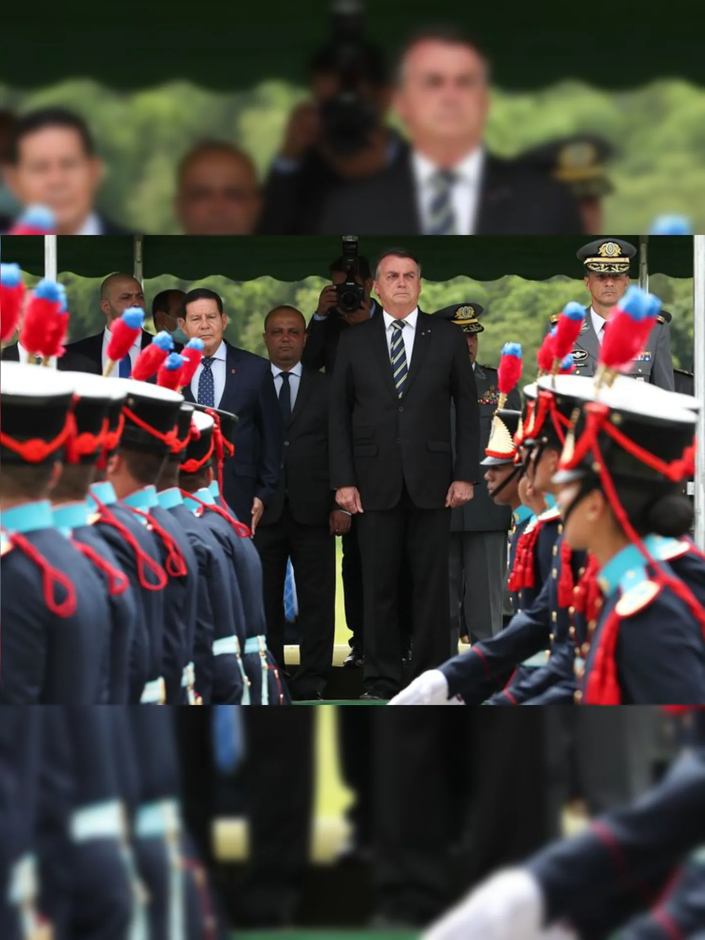 Presidente da República Jair Bolsonaro, recebe as Honras Militares onde é homenageado com salva de 21 tiros.