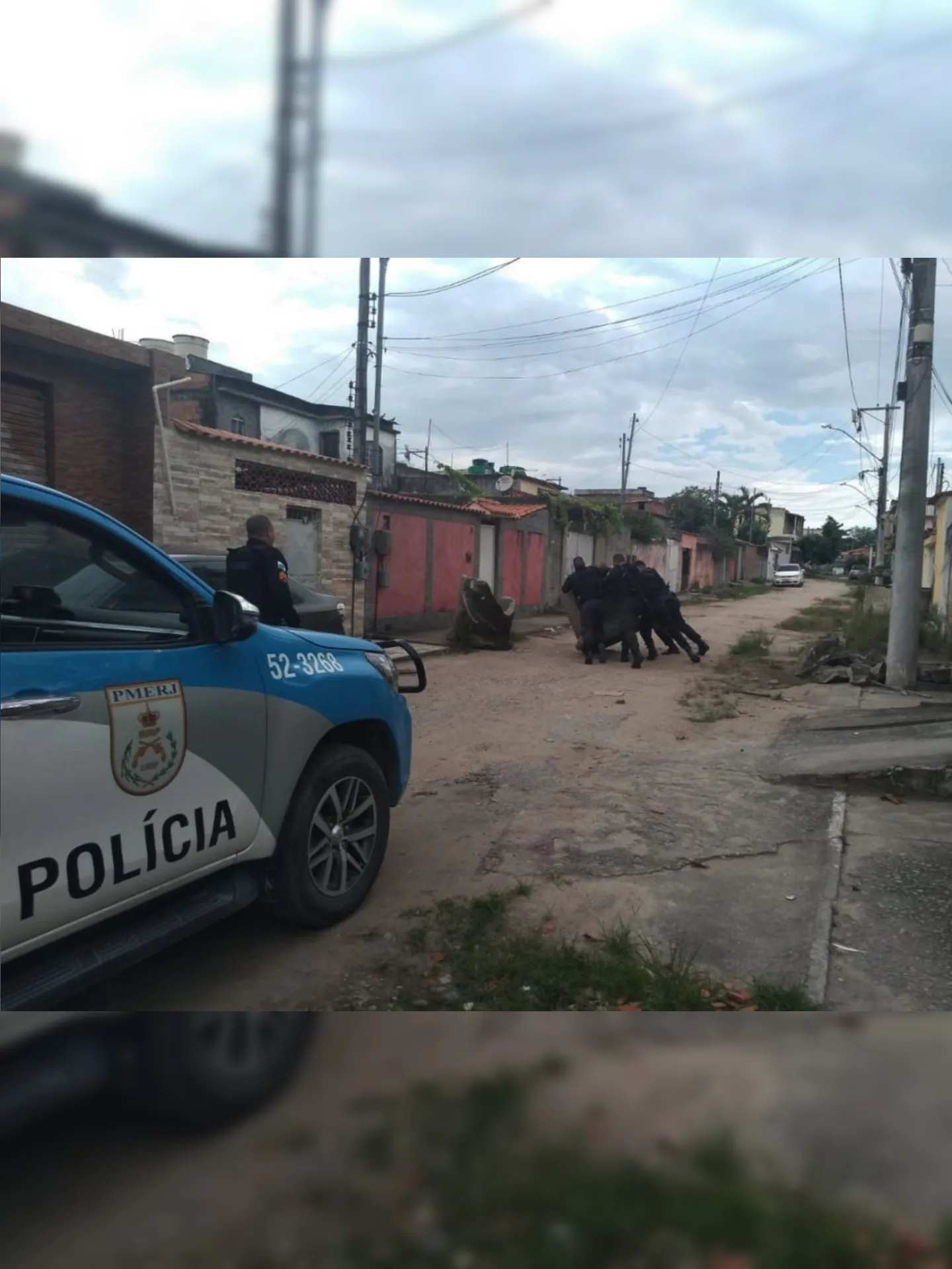 Imagem ilustrativa da imagem Barreiras do tráfico são destruídas pela polícia em Itaboraí
